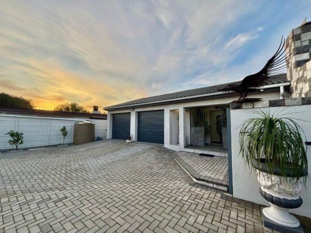 5 Bedroom House for Sale in Loucharmante, Kuilsriver