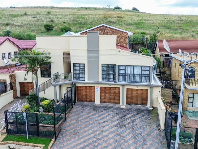 5 Bedroom House for Sale in Laudium