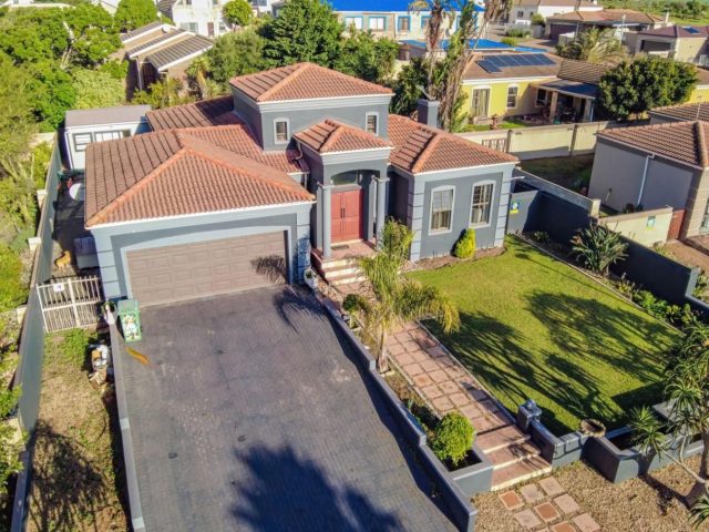 3 Bedroom House for Sale in Bluewater Bay