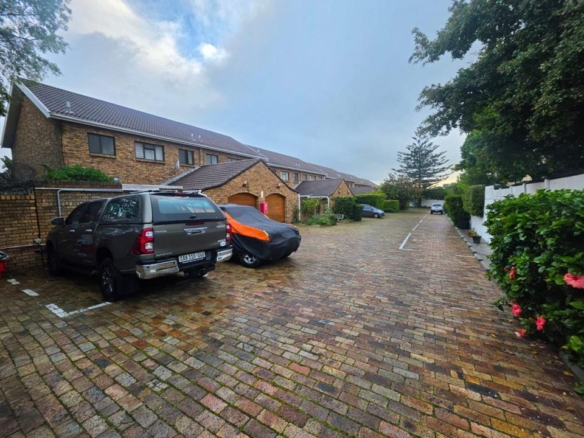 3 Bedroom Townhouse to Rent in Tokai Cape Town, Tokai