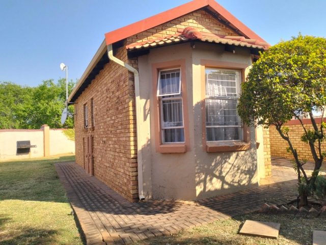 2 Bedroom Townhouse for Sale in Heuwelsig Estate